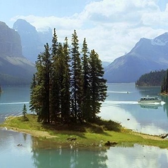 Jasper National Park Tour of Maligne Valley, Medicine Lake and Spirit Island