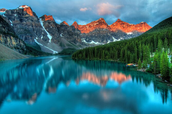 Moraine Lake Sunrise and Lake Louise Earlybird Small Group Adventure